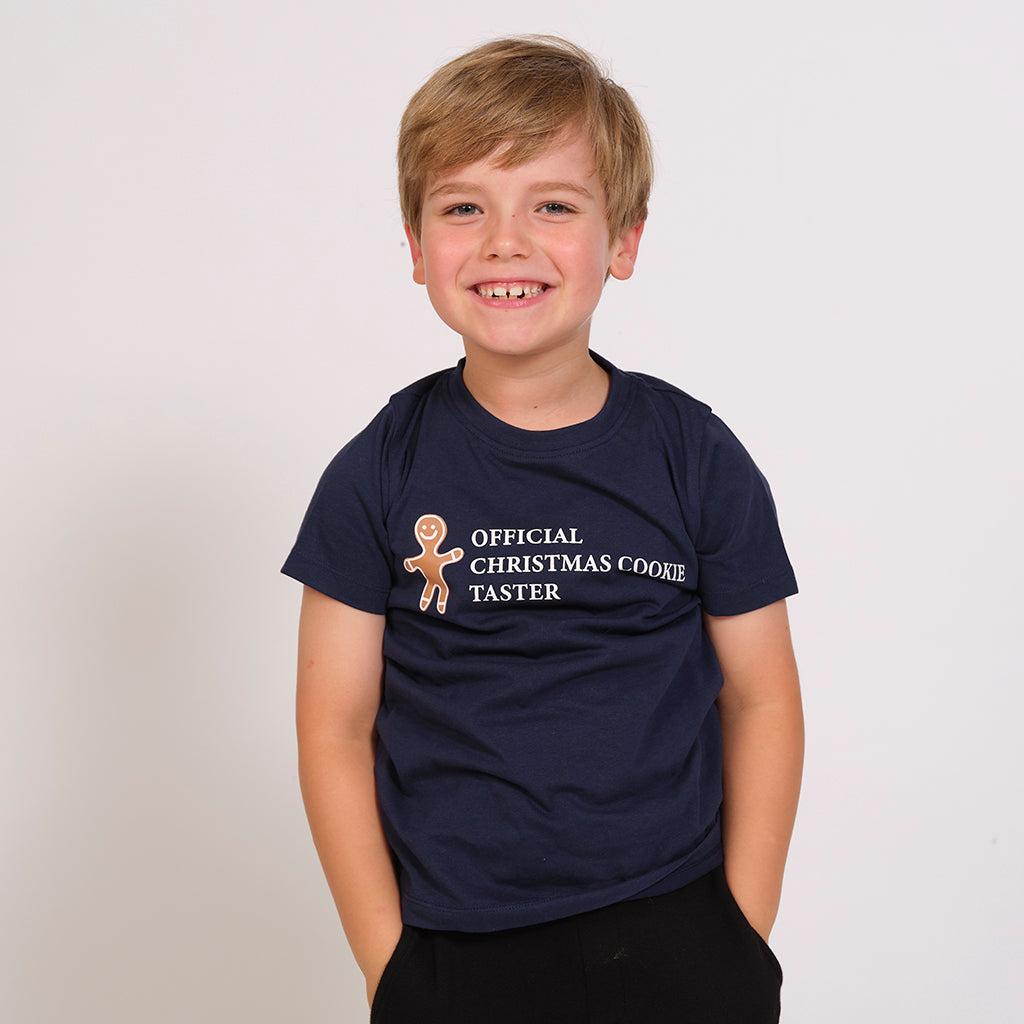 Et barn iført en blå T-shirt.